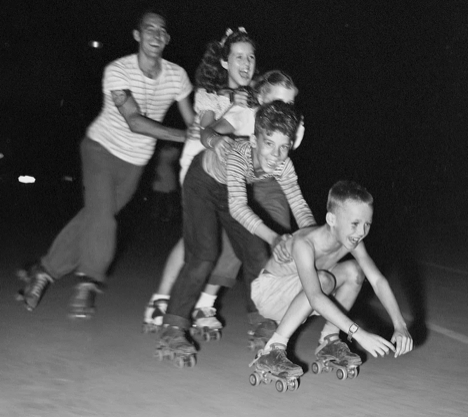 A group of people rollerblading together

Description automatically generated